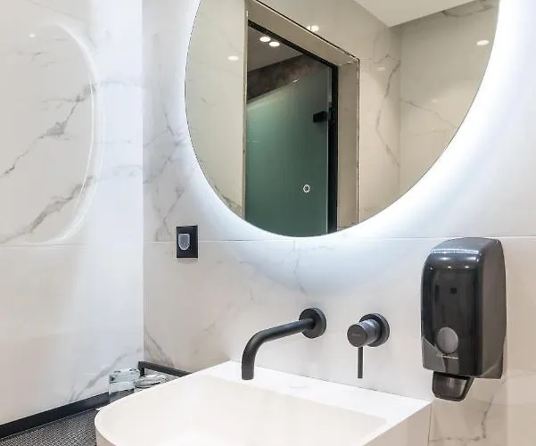 Lotus Luxury מלון