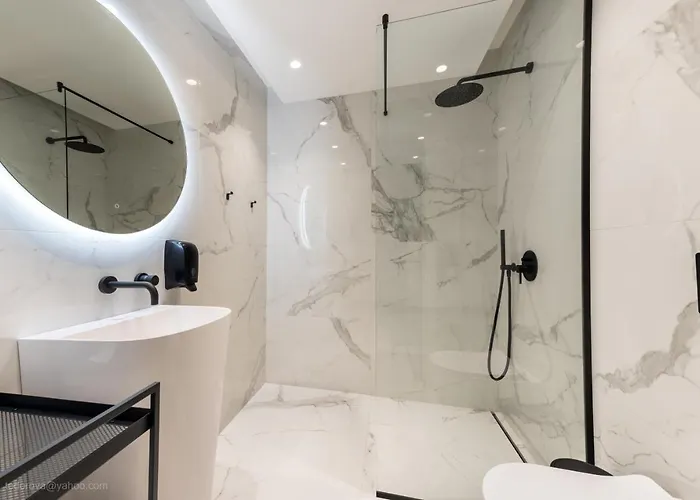 Lotus Luxury מלון וארנה